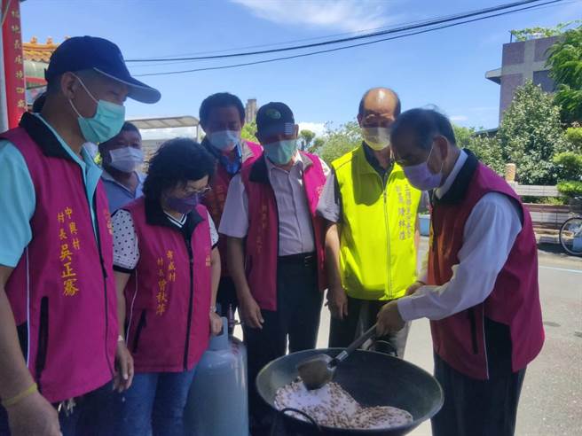 今年产量有点供不应求，但为增加农民收入，今（30日）特别在利泽村下褔褔德庙，举办「111年五结乡好事花生行销发表」，现场让民眾体验如何盐炒料理花生，盼能提高产值，带动地方产业发展。 （五结乡公所提供／吴佩蓉宜兰传真）