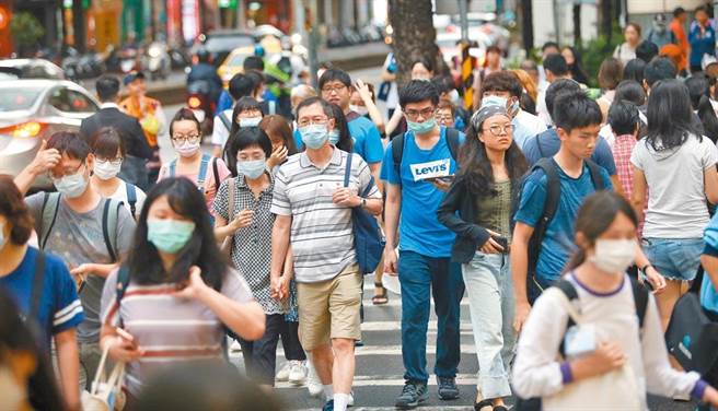 新冠肺炎「後疫情時代」來臨，根據台北市政府研考會最新民意調查結果，雖然4月後疫情升溫，但49％的民眾表示照常出勤沒有改變。圖為北市街頭情景。（本報資料照）