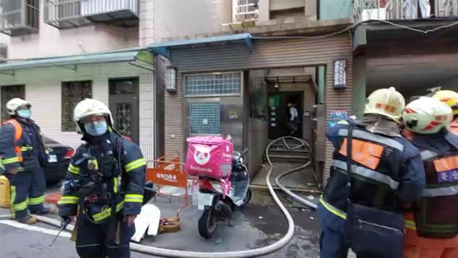 這起火警發生在蘆洲區長安街49巷的一棟民宅，在今日下午被發現有濃煙竄出，消防人員緊急到場後立刻布置水線救災，不到20分鐘就快速撲滅火勢。(新北市消防局提供)