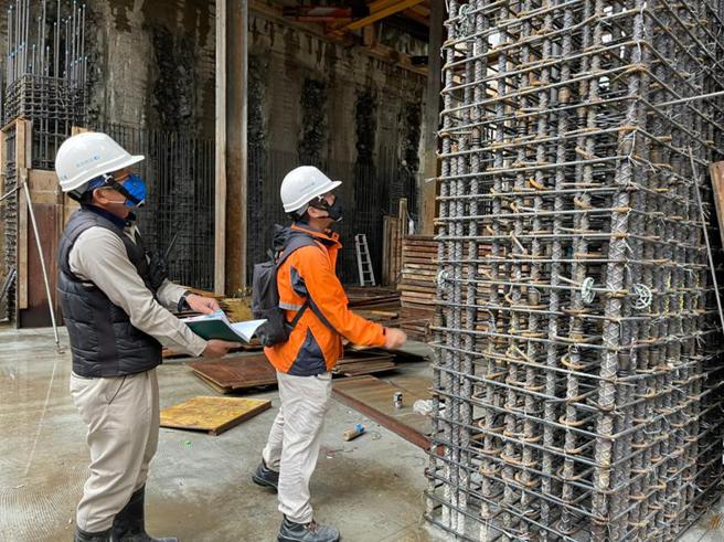 （工料成本齐涨，建商若有自己的营造厂，就能第一线掌握建材成本的相关资讯、即时因应。图／丽晨提供）