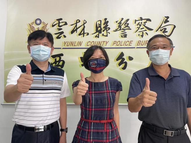 云林县警察局刑警大队第二组长何静雯（中）30日到任西螺警分局，成为云林首位女性侦查队长，西螺警分局长吴俊德（右）期许何静雯未来一展长才，带领侦查队全力守护地方治安。（图/ 中央社）