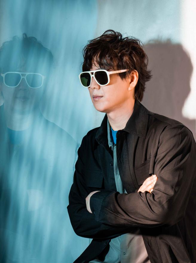 萧煌奇以Gucci Love Parade系列的白框绿镜片太阳眼镜，搭配Peter Wu衬衫做多层次穿搭，大讚太阳眼镜配戴起来的舒适感，直呼「好像可以直接戴上红毯。」，Gucci Love Parade系列的白框绿镜片太阳眼镜，价格店洽。（摄影/石智中、太阳眼镜/Gucci、服装/Peter Wu）