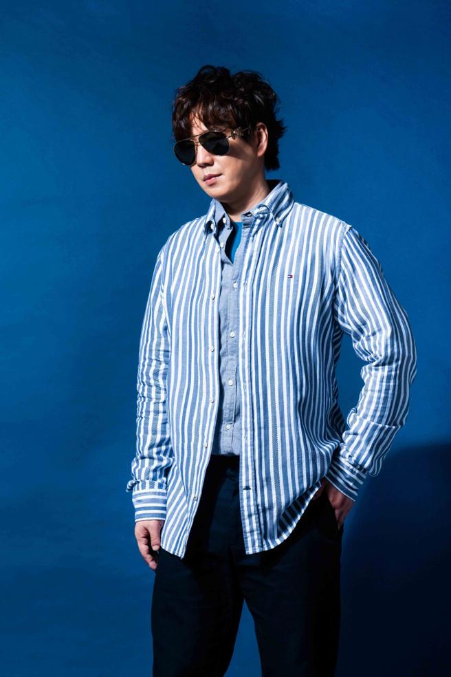 萧煌奇以Versace太阳眼镜搭配Tommy Hilfiger条纹衬衫，其中Versace太阳眼镜的镜框细节让他印象深刻，Versace MEDUSA BIGGIE 飞行员太阳眼镜 ，1万400元。（摄影/石智中、太阳眼镜/Versace、服装/Tommy Hilfiger）