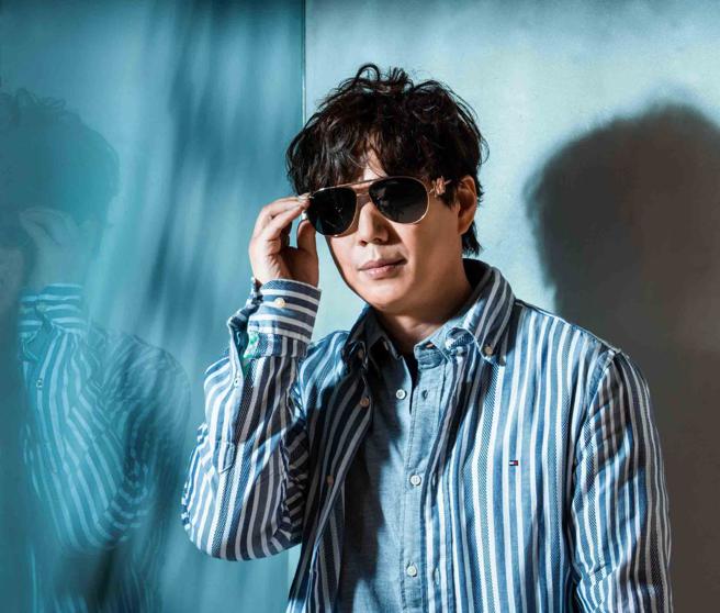 萧煌奇以Versace太阳眼镜搭配Tommy Hilfiger条纹衬衫，其中Versace太阳眼镜的镜框细节让他印象深刻，Versace MEDUSA BIGGIE 飞行员太阳眼镜 ，1万400元。（摄影/石智中、太阳眼镜/Versace、服装/Tommy Hilfiger）