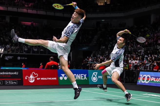 李洋（右）、王齐麟（左）在马来西亚确诊，将退出本周大马大师赛。（资料照／Badminton Photo提供）