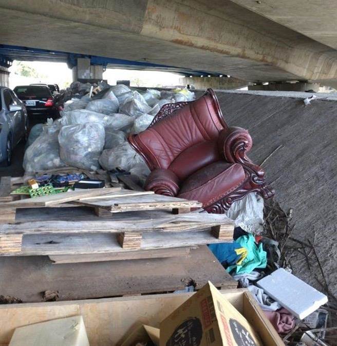 大園區南崁溪下游，緊鄰航翔路的一條防汛道路，長期遭民眾亂丟大型家具與大量家庭垃圾。（徐其萬提供／蔡明亘桃園傳真）