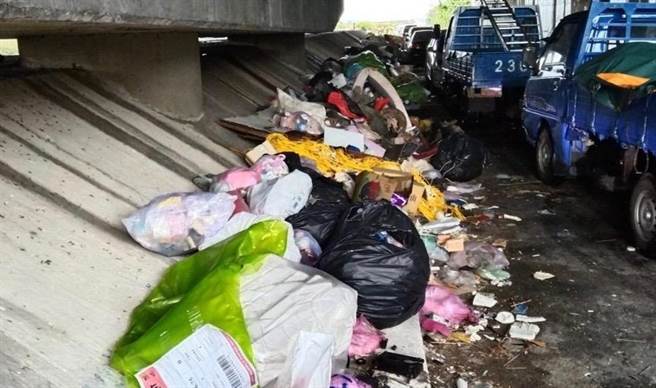 市議員徐其萬2年來多次通報水務局清理，水務局將與養工處會勘評估設置科技執法。（徐其萬提供／蔡明亘桃園傳真）