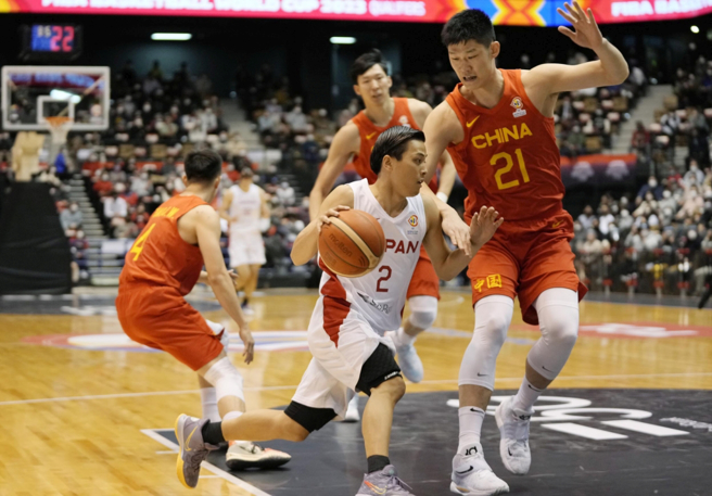 日本篮球队富樫勇树(中)持球衝入禁区。（美联社资料照）