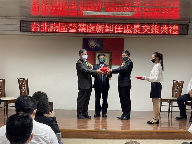 台电台北南区营业处新旧任处长今办理交接。（台电台北南区营业处提供）