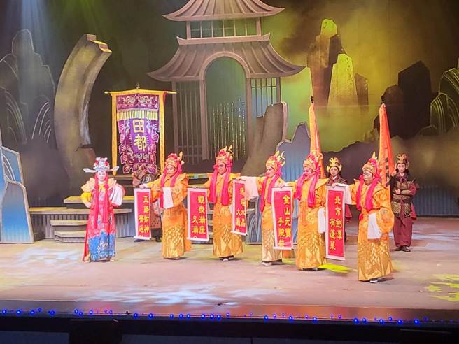 明華園總團當家小生孫翠鳳，今（30）日下午扮演戲神「田都元帥」，為即將正式開幕的台北表演藝術中心祈福。（李欣恬攝）