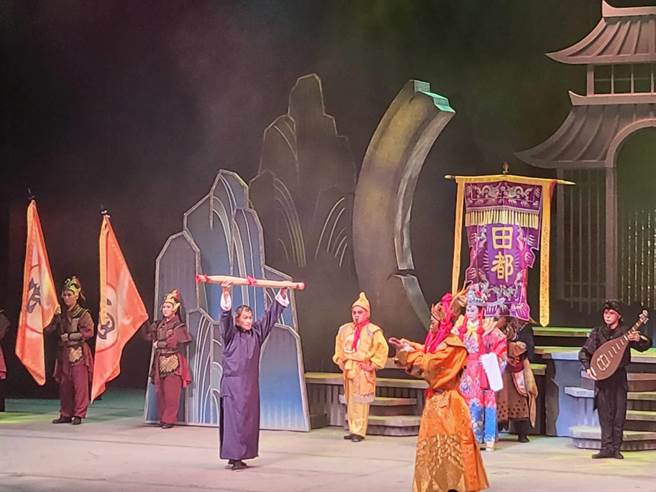 為劇院舉辦淨台祈福儀式，可說是明華園總團的招牌之一，由總導演陳勝國撰寫對白，加上整套祈福儀式，還加上演員扮演財神爺賜福，期望帶給場館和觀眾好兆頭與平安。（李欣恬攝）