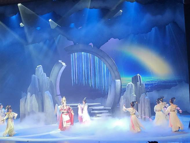 明華園總團本周末即將在北藝中心登場的大戲《東海鍾離》，可見到明華園總團藝術家族四代演員同堂。（李欣恬攝）