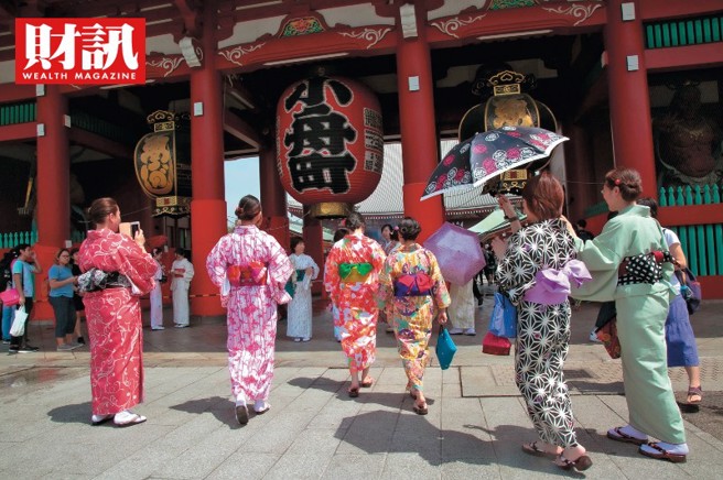 根据《财讯》报导，在美国紧缩金融、日本维持超宽松政策的情况下，日圆持续贬值；但由于日本出口企业早已全球布局，反而中小企业承担更大的负面影响。(图/财讯提供)