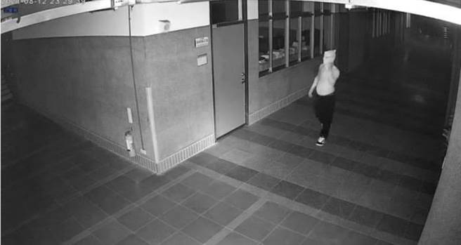 监视器拍下黄嫌赤裸上身、丝袜套头的诡异装扮。（警方提供）