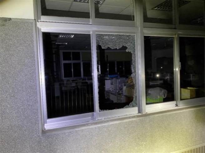 导师办公室的窗户玻璃遭黄嫌打破。（警方提供）