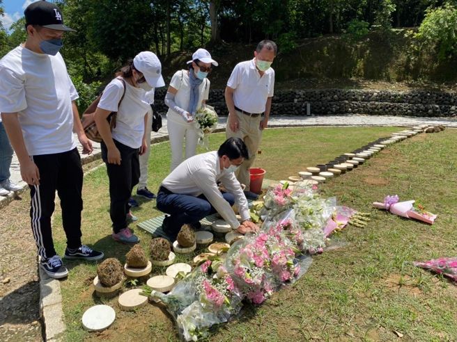 謝龍介在臉書寫道，「一聲『媽媽再見』期待您闔上眼後，尚能聽到兒的呼喚，九十載歲月似長亦短，留給我們無限的思念。」（取自謝龍介臉書）