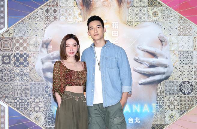 许维恩和王家梁一同体验AI占卜。（陈俊吉摄）