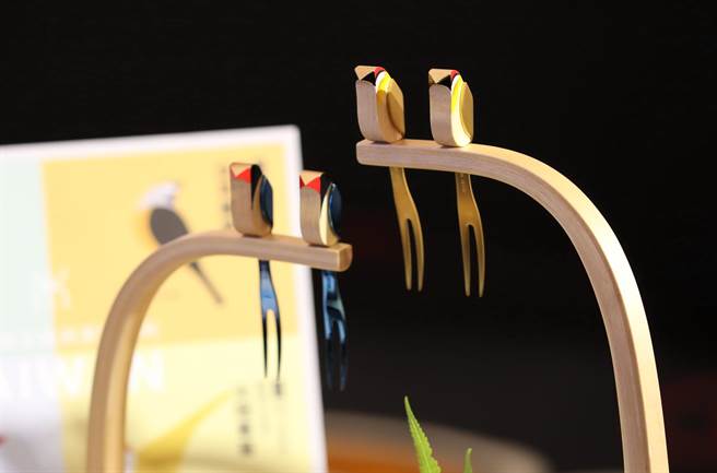 获证认的「台湾・鸟叉餐具家饰系列」。（台中市文化局提供／陈淑芬台中传真）