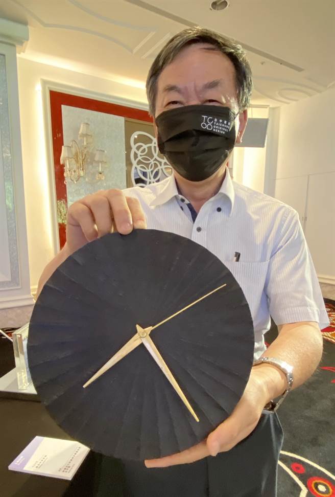 「太平蓝」品牌来自台中的农村社区，图为获证认的「蓝染木质挂钟」。（陈淑芬摄）