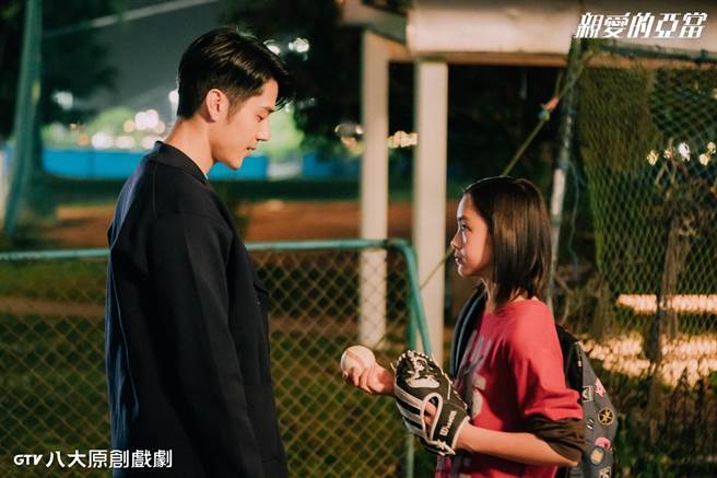 胡宇威和劇中曾沛慈的女兒玩棒球。（八大提供）