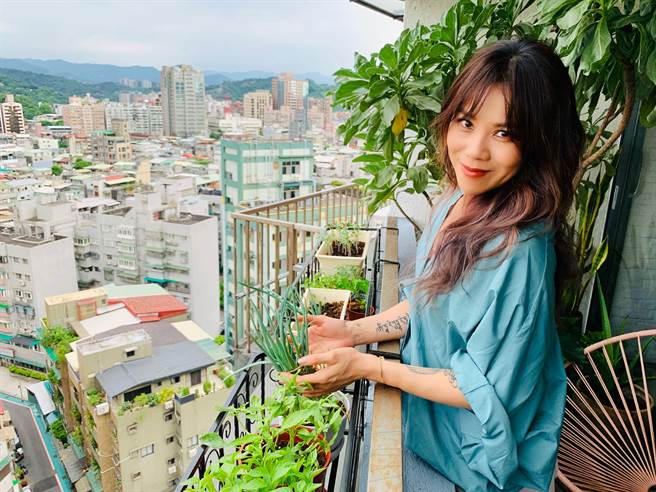 蔡健雅日前在家中拍摄MV，大方展露私下生活日常。（环球音乐提供）