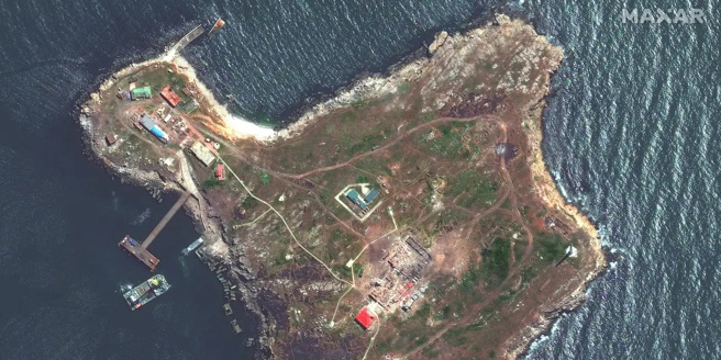 衛星圖片顯示，俄軍在蛇島建立的設備都已被烏克蘭長程砲火破壞。(圖/MAXAR)