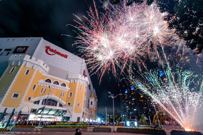 台茂購物中心盛大煙火迎暑假 本周末限定「High夏市集」開跑。（台茂購物中心提供）