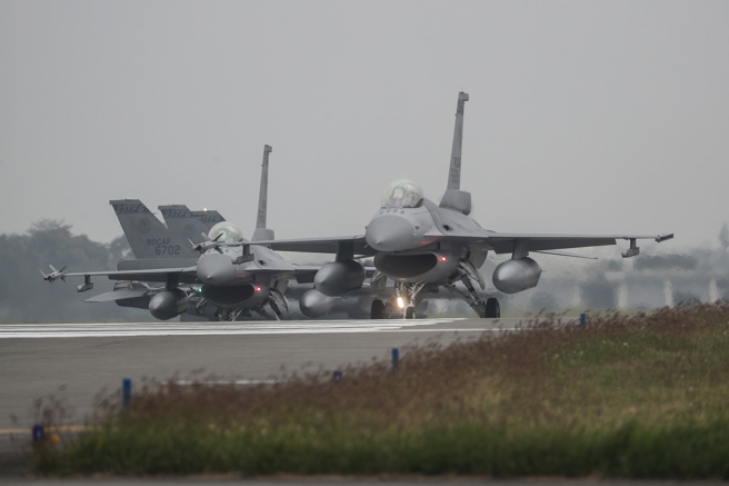 约旦签署採购8架F-16C/D Block 70的发价书，仅为美国国务院批准出售数量的一半。图为国军F-16V进行战备操演。（示意图／中央社）