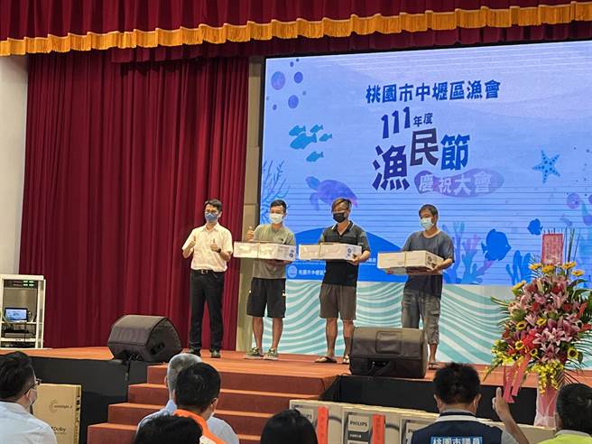 明为一年一度的渔民节，中坜渔会今表扬永安渔港渔市场渔获交易金额竞赛成绩优秀的船主。（中坜区渔会提供／蔡明亘桃园传真）