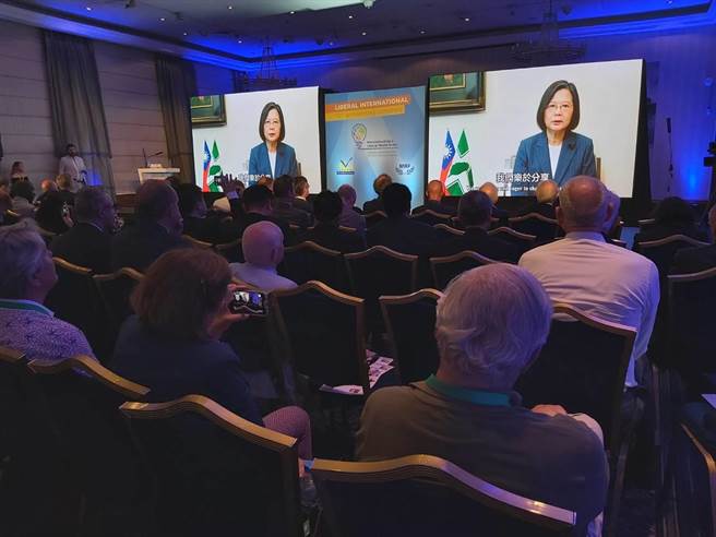 受邀自由联盟致词，蔡英文吁齐心协力打击威权政体扩张主义。(图/民进党提供)