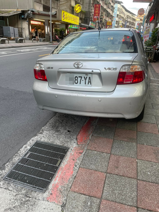 有网友在路上目击1辆违规停驶在红线上的轿车，车牌竟是「XX87-YA」，谐音像是「白痴YA」，让网友拍下照片笑说「合理」。（翻摄自脸书「路上观察学院」）