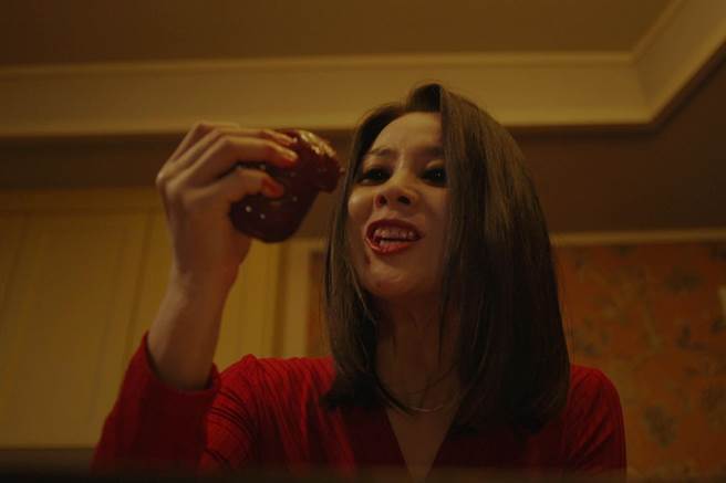 徐令姬在《邪门》中走火入魔，张血盆大口噁吃生肉内臟。（采昌提供）