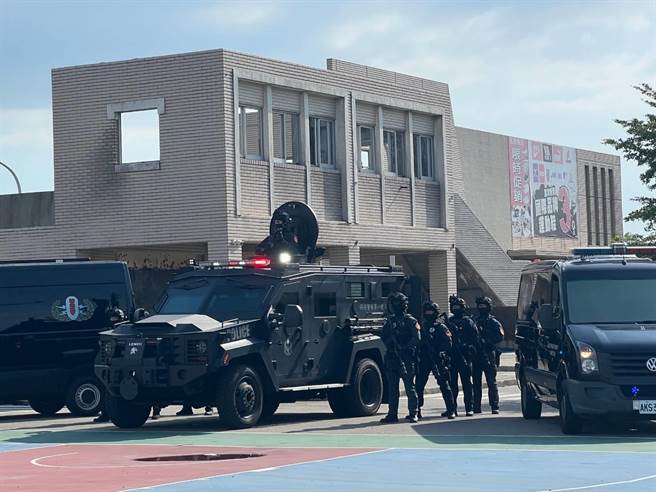 警方出动突击梯车及特勤人员进行模拟演练。（翻摄照片／林郁平台北传真）