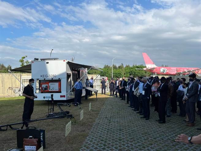 内政部邀请31国43名驻台代表参观反恐演练。（翻摄照片／林郁平台北传真）