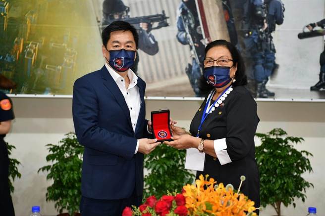 内政部次长致赠马绍尔群岛共和国艾芮琼大使警徽纪念币礼盒。（翻摄照片／林郁平台北传真）