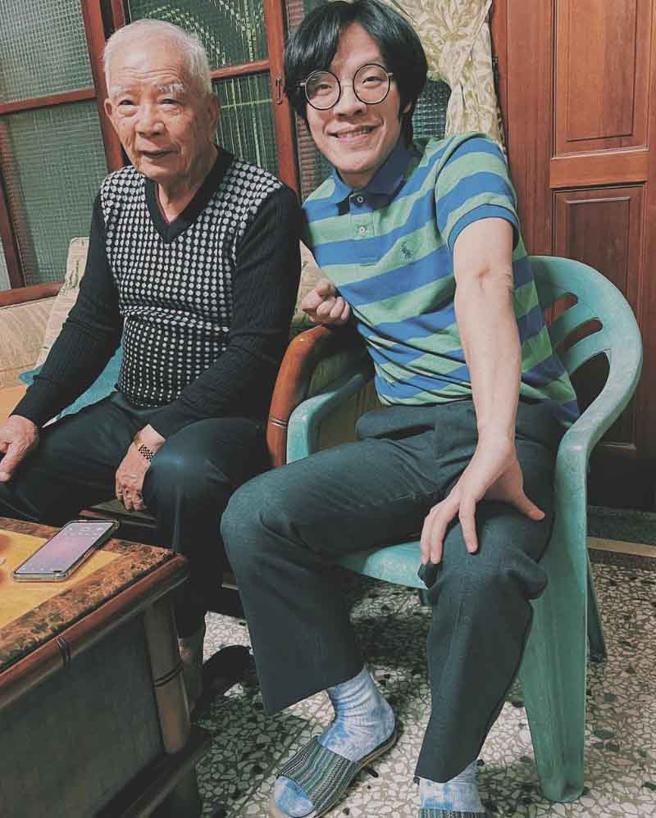 卢广仲今年过年也以Polo衫回老家与家人团聚。（摘自卢广仲IG）