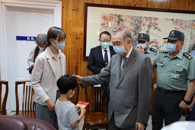 李栋梁董事长慰访吴彦霆烈士的遗眷。军闻社提供