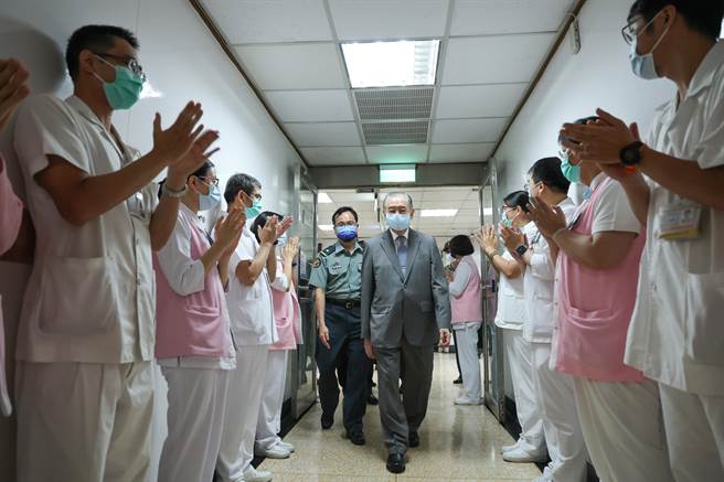 李栋梁董事长感谢国军台中医院医护人员抗疫的辛劳与付出辛劳。 军闻社提供