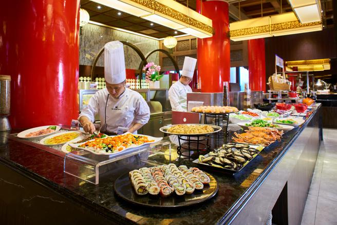 台北圆山大饭店的「平日松鹤自助午晚餐单人券」，买1本10张再送1张，优惠价9990元。（圆山大饭店提供）