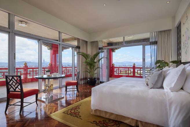 持3张「平日联合住宿通用券」就可入住台北圆山大饭店的环景套房， 包含2客早餐、松鹤厅晚餐及西密道导览2位。（圆山大饭店提供）