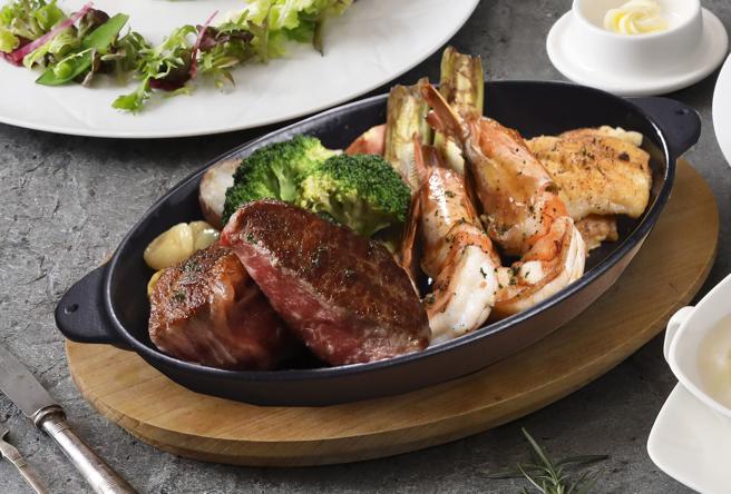 「平假日圆山牛排馆海陆双人套餐券」每张2599元，等于想57折。（圆山大饭店提供）