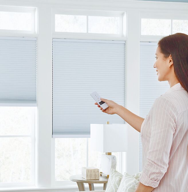 庆丰富公司结合智能科技开发出智能电动窗帘，同时以「社会事业」理念推动ESG永续规范。图／庆丰富提供