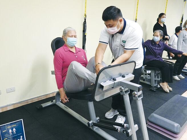 65歲高齡銀髮族，仍舊關心投保保單的保障內容。圖／本報資料照片