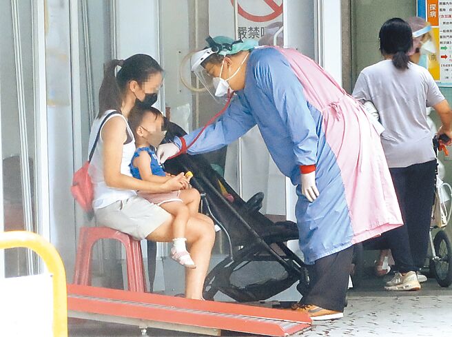 徐嘉贤为儿童看诊时，妈妈突然透露儿子快筛两次总共两条线，让他差点以为孩子确诊。（示意图/资料照，粘耿豪摄）