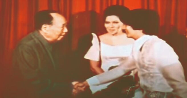 1974年，年僅18歲的小馬可仕（右）跟著母親伊美黛造訪北京，與大陸領導人毛澤東會面握手。（摘自北京電視台）