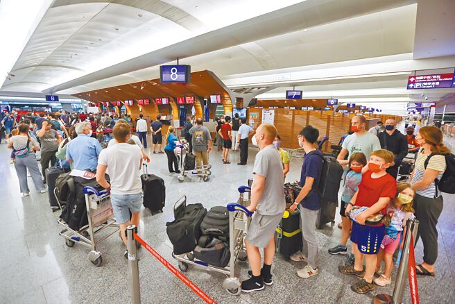 人潮来了！桃园机场旅运量逐渐回升，29日单日旅运量预报，创下疫情管制2年多以来，首度破万达10047人次。（陈麒全摄）