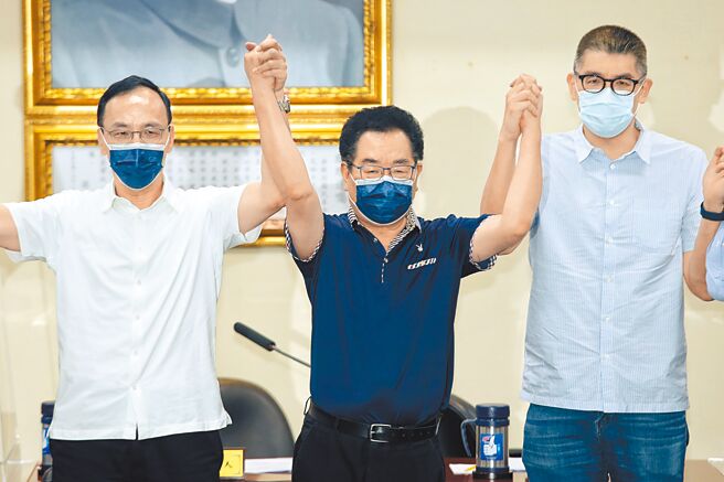 国民党29日中常会正式徵召前农田水利处长谢福弘（中）参选苗栗县长，提名后谢福弘接受主席朱立伦（左）等人的加油。（王英豪摄）