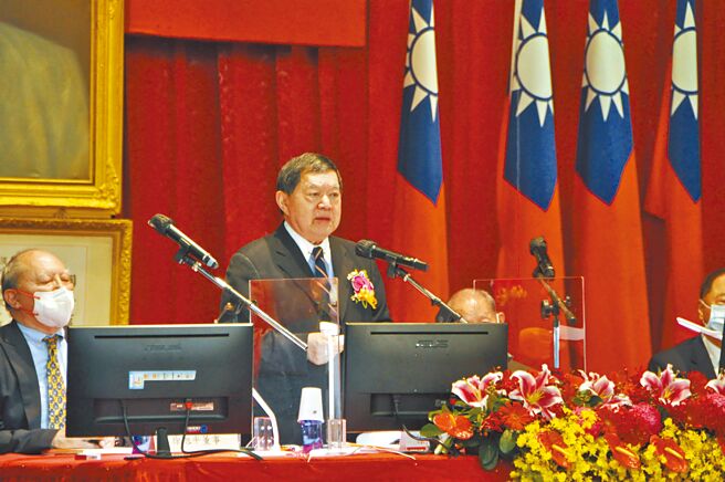 亚泥昨召开111年度股东会，董事长徐旭东宣示，将把传统水泥业转型成绿能产业，让股东赚钱也做好环保。（亚泥提供）