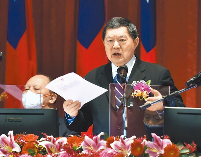 远东集团董事长徐旭东昨出席亚泥股东会，对媒体关心其对电价等看法。先前工业电价传涨8％时，他已公开呼吁直言业界会「吃不消」，没想到最后涨幅更高。徐旭东酸说：「政府很能干的。」（顏谦隆摄）