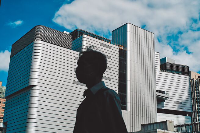 财政部昨日公布上半年民间参与公共建设情形，总签约件数56件，金额达到1954亿元，已超越去年全年的金额1888亿元，下半年还有300、400亿元的潜在招商案件，总计今年民间参与公共建设上看2400亿元，创歷史新高。（郭吉铨摄）